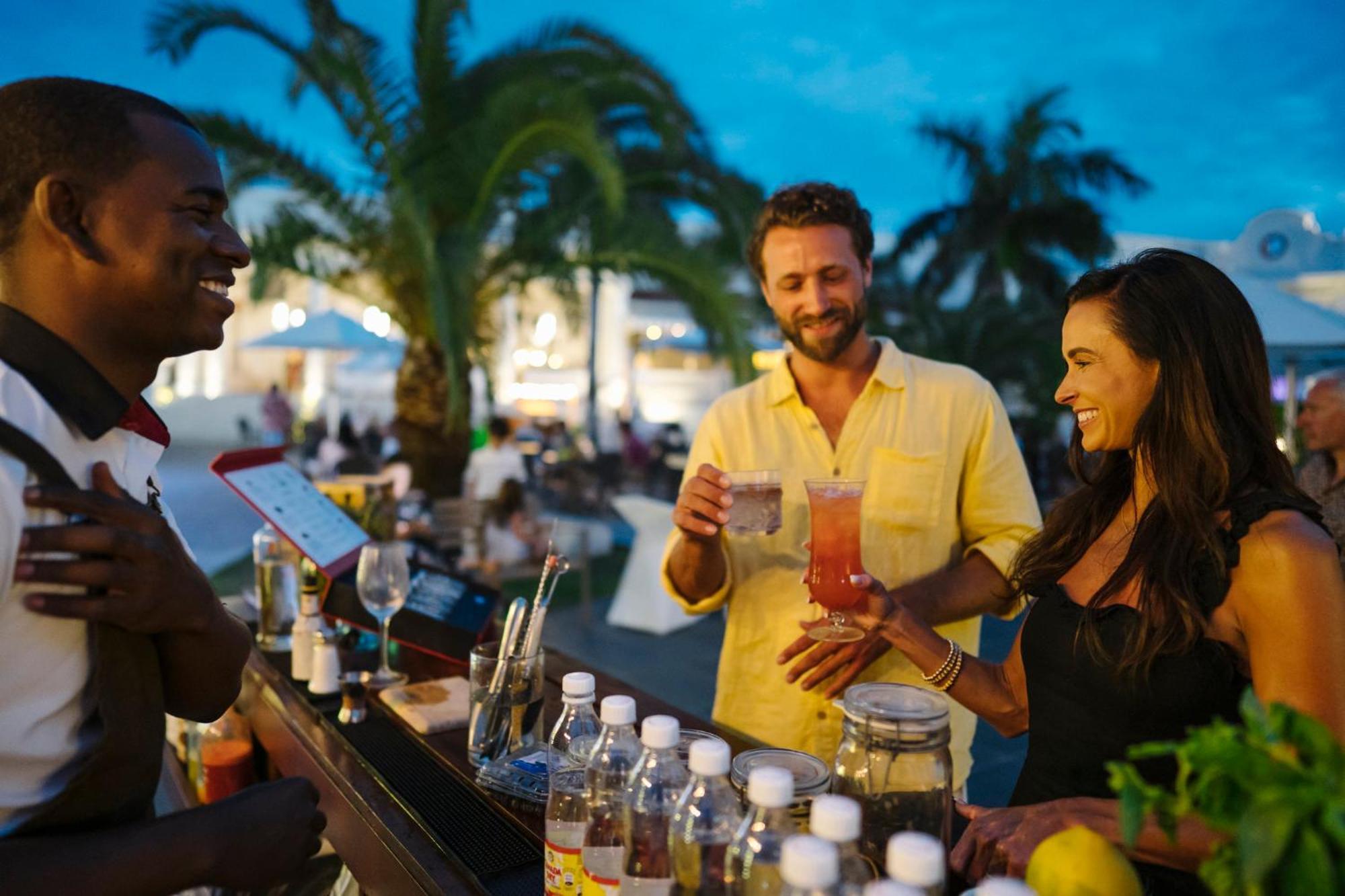 Nickelodeon Hotels & Resorts Punta Cana Kültér fotó A bartender serving drinks