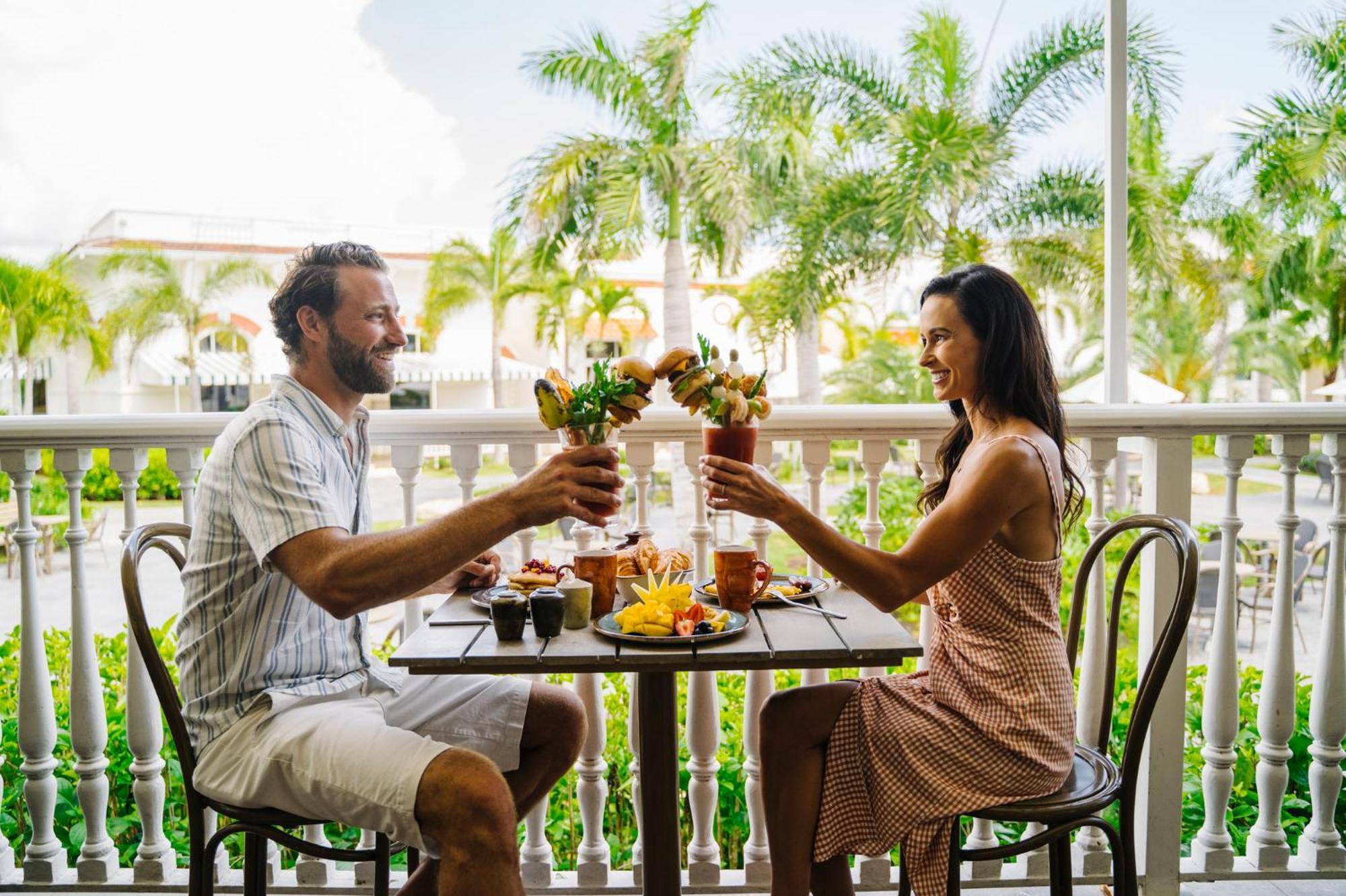 Nickelodeon Hotels & Resorts Punta Cana Kültér fotó A couple dining at the hotel