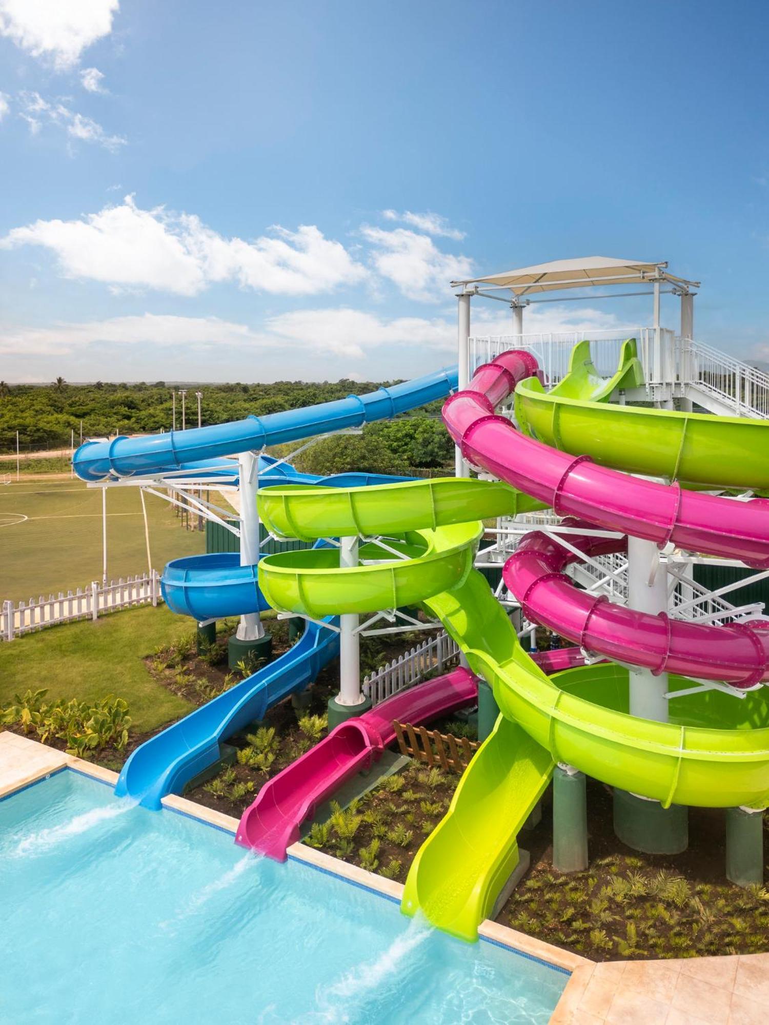 Nickelodeon Hotels & Resorts Punta Cana Kültér fotó Water slides at the Splash Jungle Water Park
